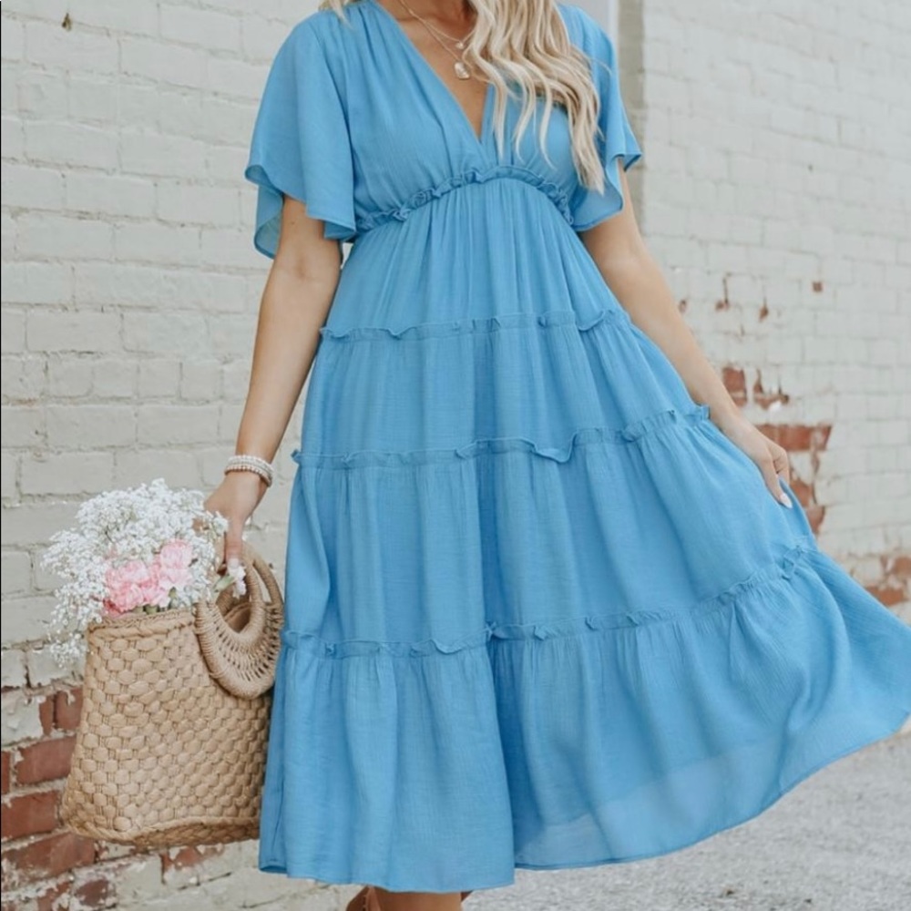 SHORT SLEEVE V-NECK WHITE TIERED MIDI DRESS